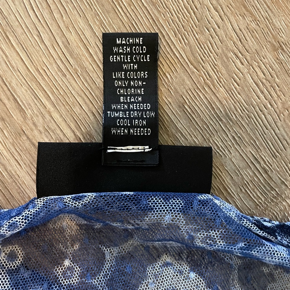 Flowy Blue Pattern Blouse - Picture 7 of 9